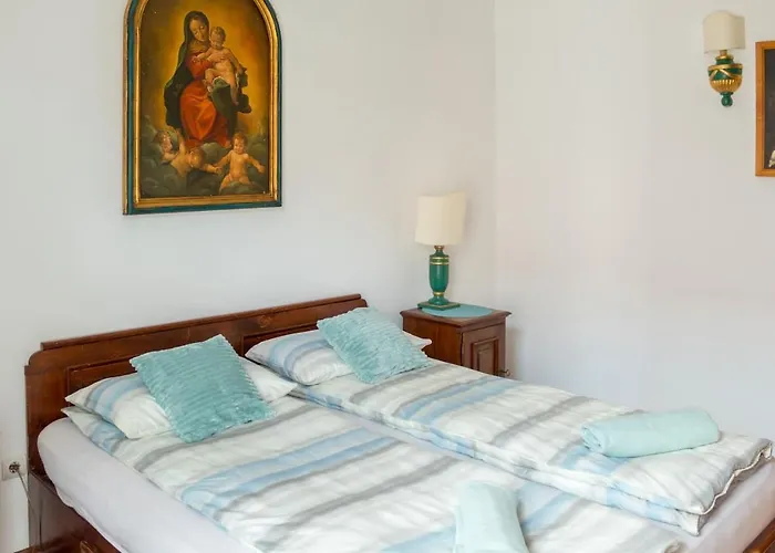 8 Small And Cozy Suite